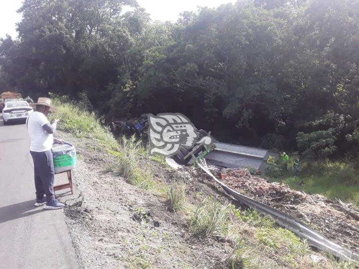 Volcó tráiler en Cerro de Los Metates 