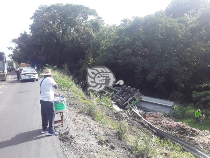 Volcó tráiler en Cerro de Los Metates 