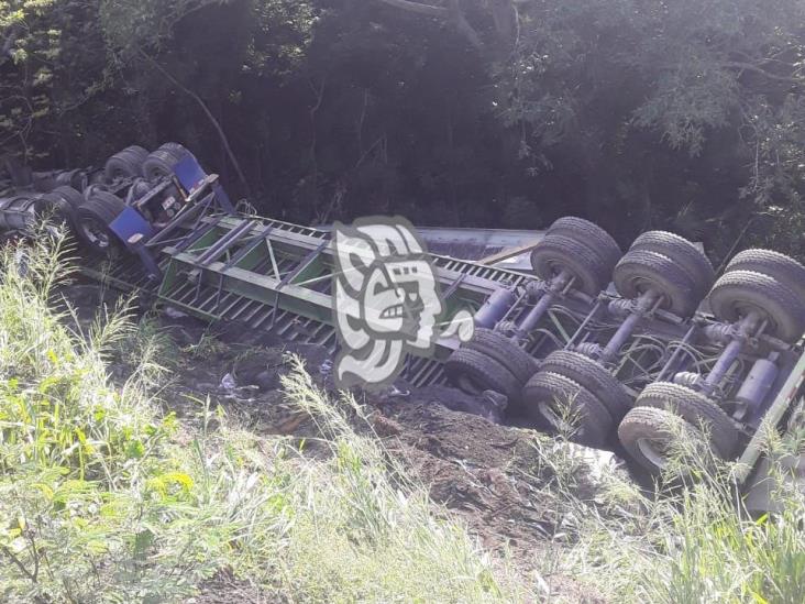 Volcó tráiler en Cerro de Los Metates 