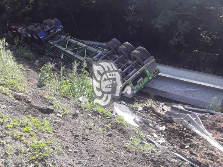 Volcó tráiler en Cerro de Los Metates 