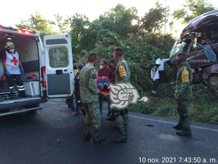 Tráiler choca contra autobús de turismo y deja dos heridos en Naranjos