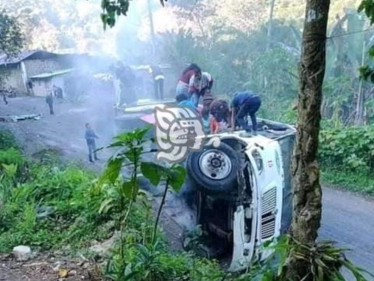 Vuelca autobús en la Sierra de Coetzala