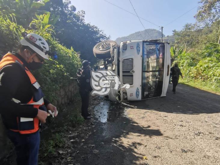 Tras quedarse sin frenos, vuelca autobús de pasajeros en carretera Totomochapa-Axalpa