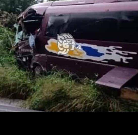 Tráiler choca contra autobús de turismo y deja dos heridos en Naranjos