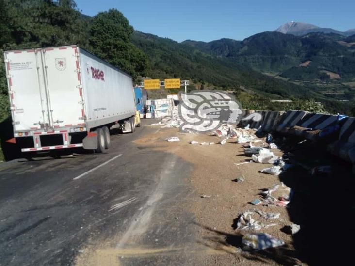 Cierre parcial de la Puebla-Orizaba por volcadura de camión; se desata rapiña