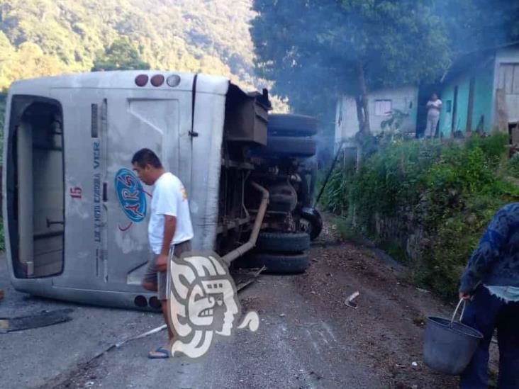 Tras quedarse sin frenos, vuelca autobús de pasajeros en carretera Totomochapa-Axalpa