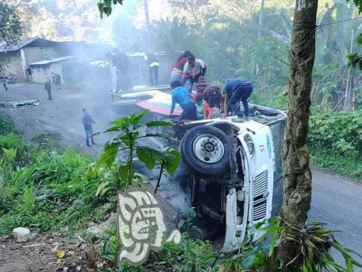 Tras quedarse sin frenos, vuelca autobús de pasajeros en carretera Totomochapa-Axalpa