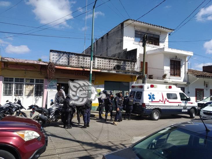 Cae septuagenario de una escalera en Xalapa