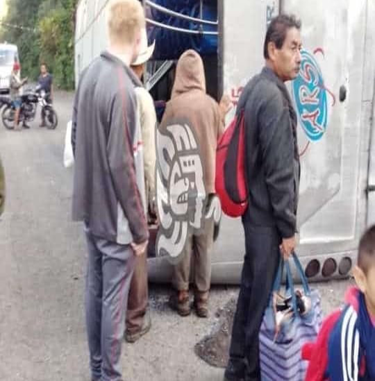 Vuelca autobús en la Sierra de Coetzala