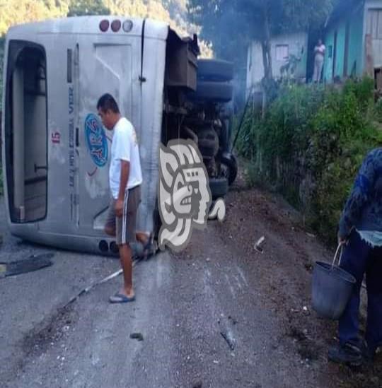 Vuelca autobús en la Sierra de Coetzala