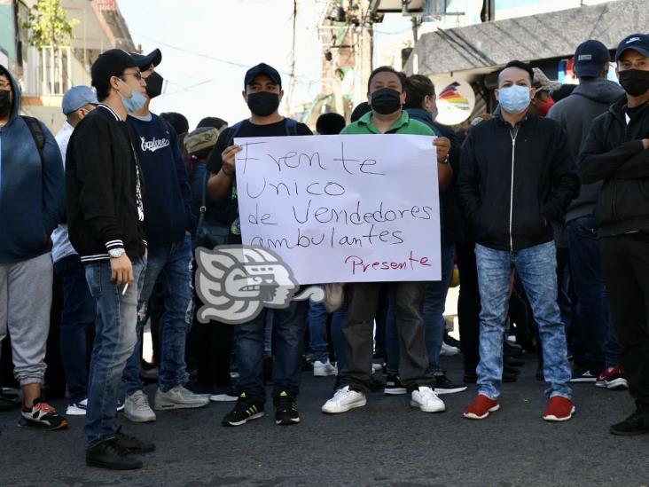 Comerciantes de Plaza Clavijero cierran Centro de Xalapa; exigen diálogo con alcalde