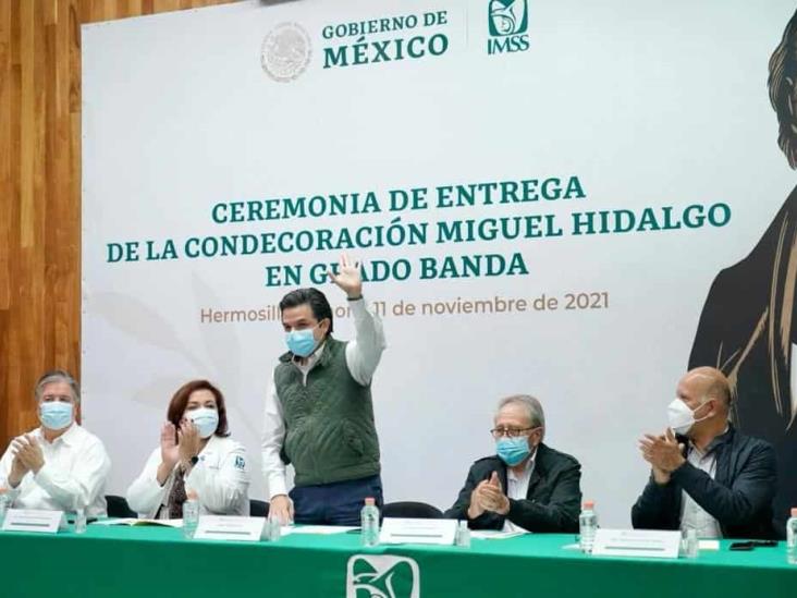 Reconocen con la Condecoración Miguel Hidalgo Grado Banda a 100 trabajadores del IMSS