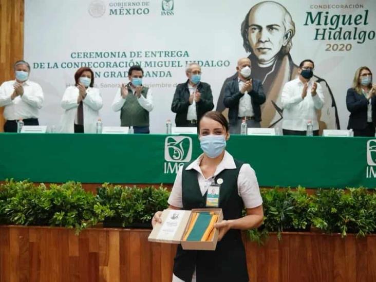 Reconocen con la Condecoración Miguel Hidalgo Grado Banda a 100 trabajadores del IMSS