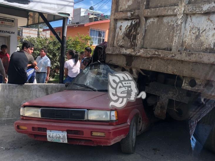 Volteo choca contra camioneta y aplasta un auto en la Revo, en Xalapa