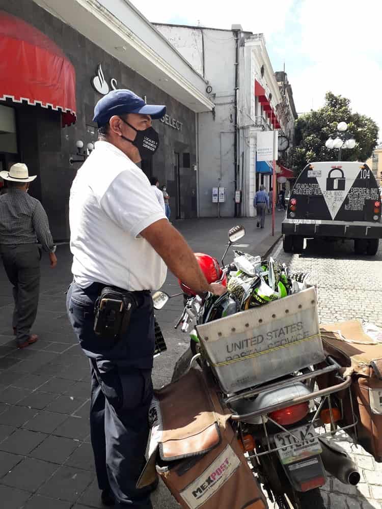 ¡Mantiene la tradición! Érick es uno de los pocos carteros que quedan en Xalapa