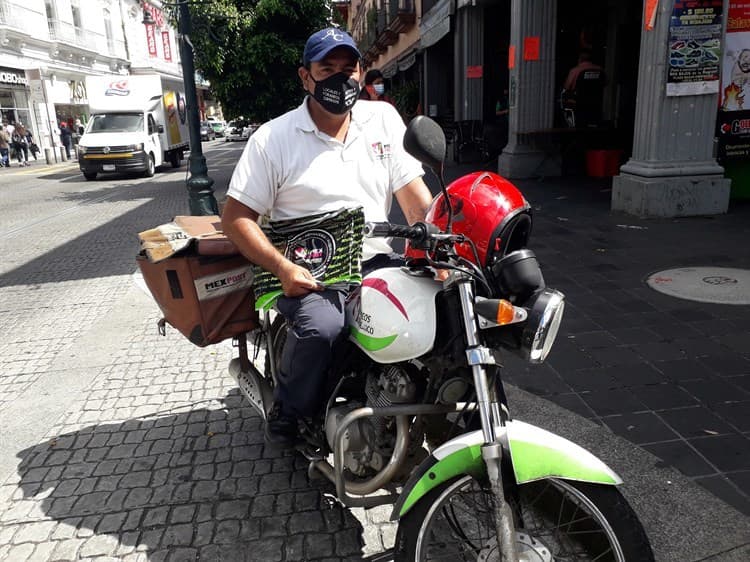 ¡Mantiene la tradición! Érick es uno de los pocos carteros que quedan en Xalapa