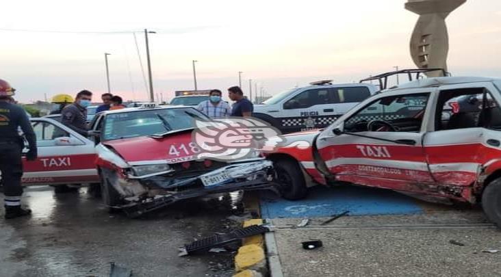 Encontronazo entre taxis sobre el Malecón de Coatzacoalcos