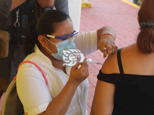 Vacunan contra la influenza en Agua Dulce y Las Choapas