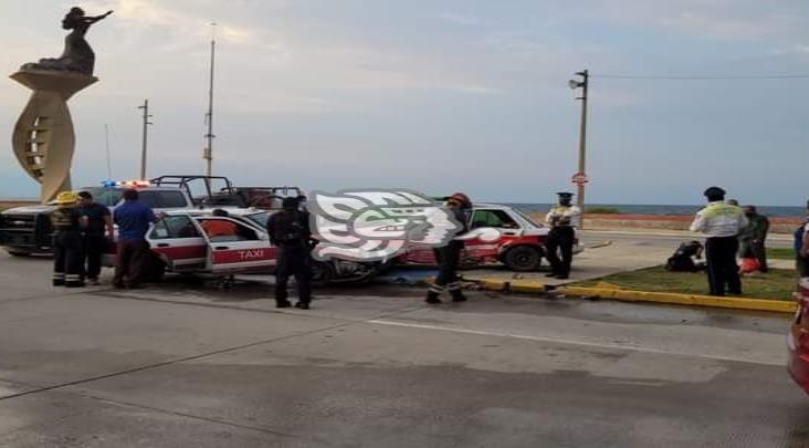 Encontronazo entre taxis sobre el Malecón de Coatzacoalcos