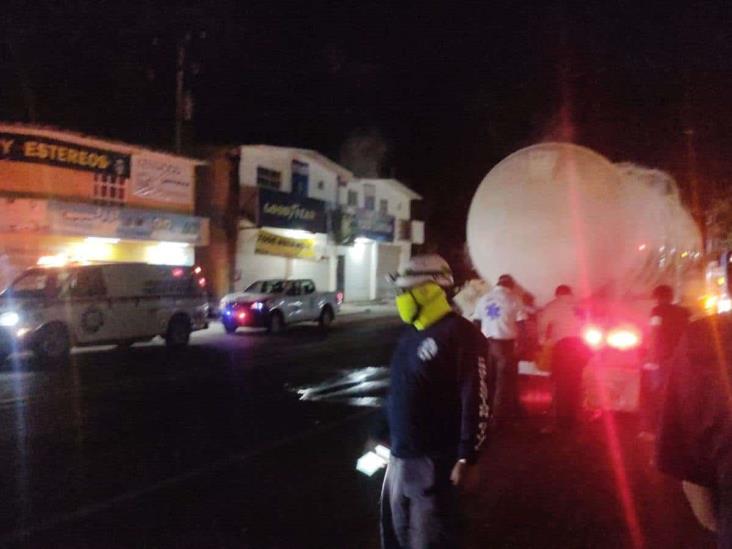 Sobrecalentamiento en balatas, propicia incendio en llantas de un tráiler en Cardel