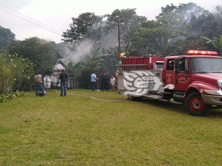 Arde humilde vivienda en Coatepec