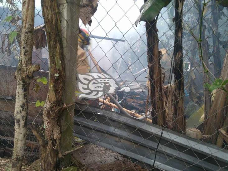 Arde humilde vivienda en Coatepec