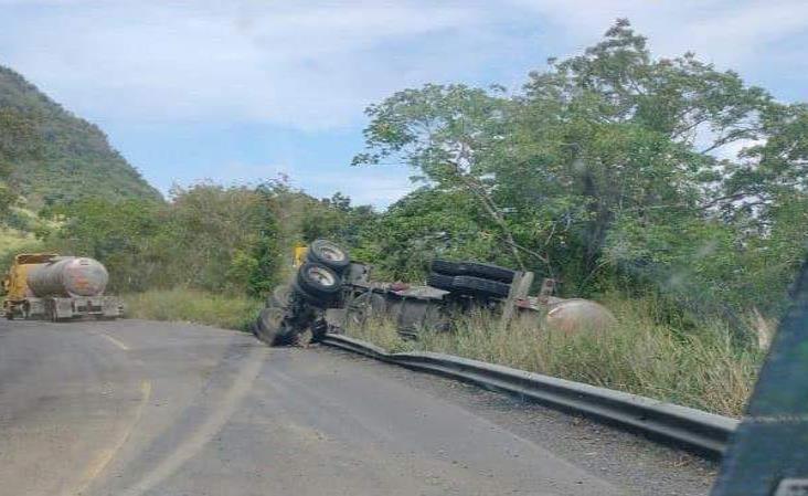 Se le chispa segundo remolque a pipa en Actopan