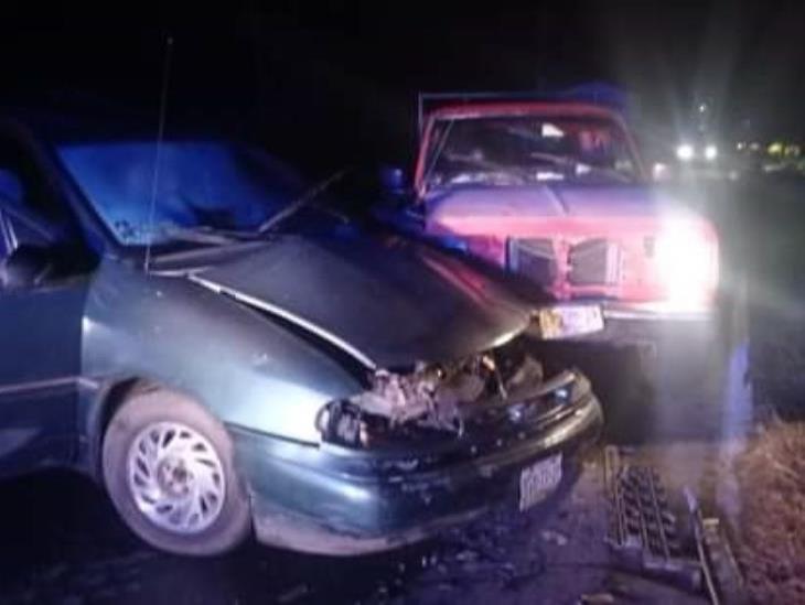 Aparatoso choque entre dos camionetas particulares en la Huatusco-Totutla