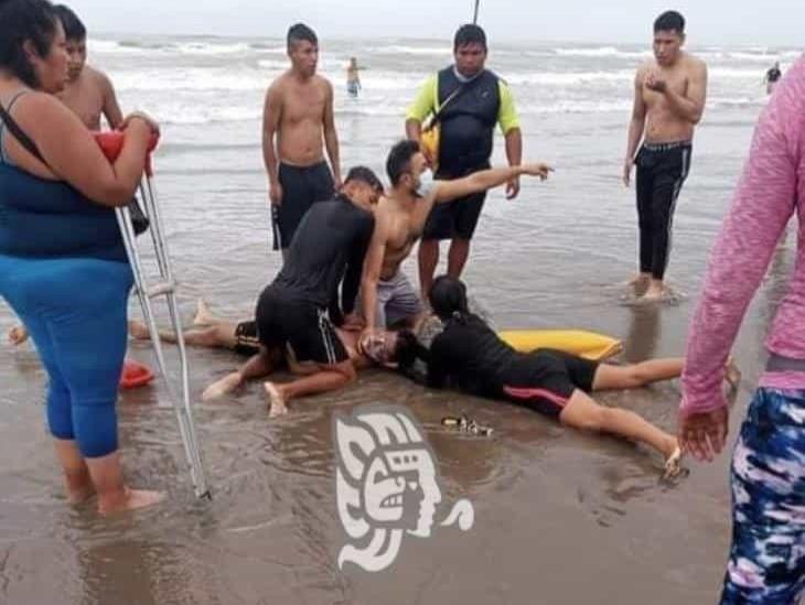 Se salvan de morir ahogados dos turistas en playa de Tecolutla