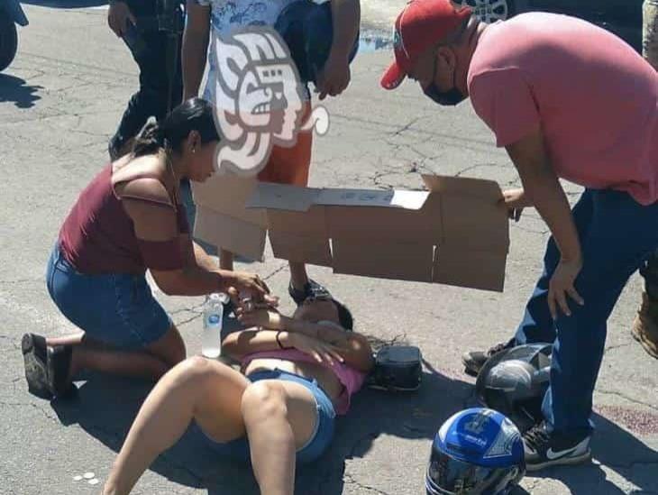 Motociclista se pasa el rojo y provoca accidente vial en Veracruz