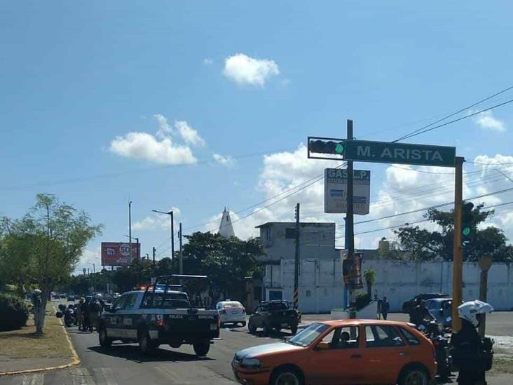 Motociclista se pasa el rojo y provoca accidente vial en Veracruz