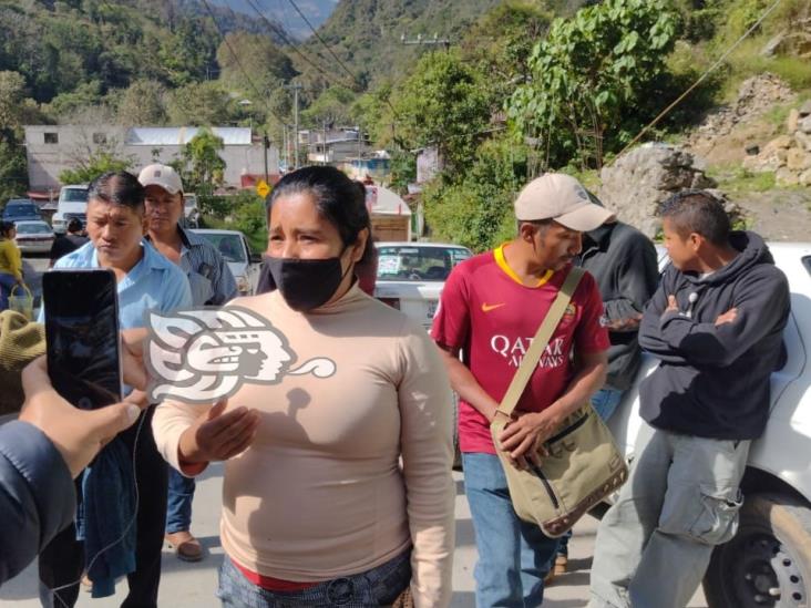 Con bloqueo, habitantes de Mixtla y Texhuacan exigen la realización de obras