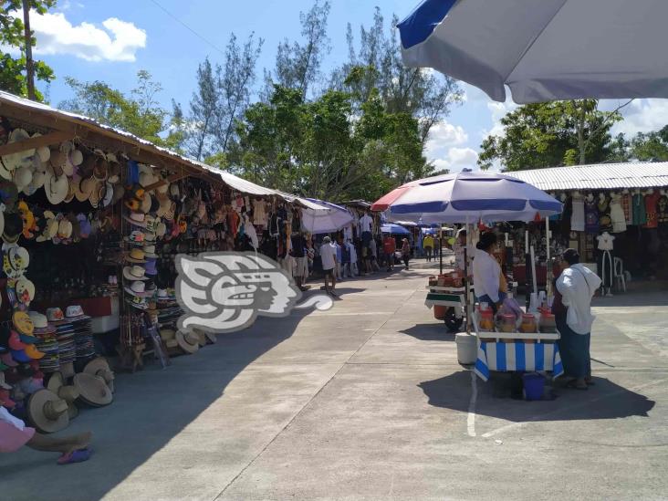 Turistas, molestos ante acceso cerrado en zona arqueológica El Tajín