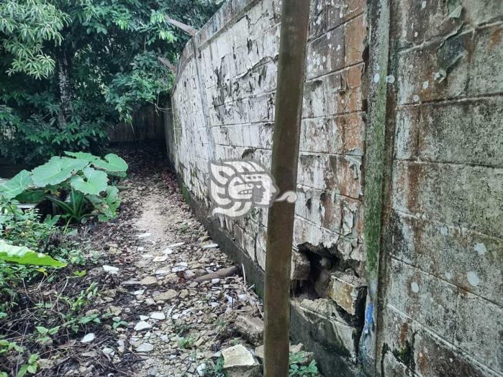 Bardas perimetrales de escuelas de Moloacán, a punto de colapsar