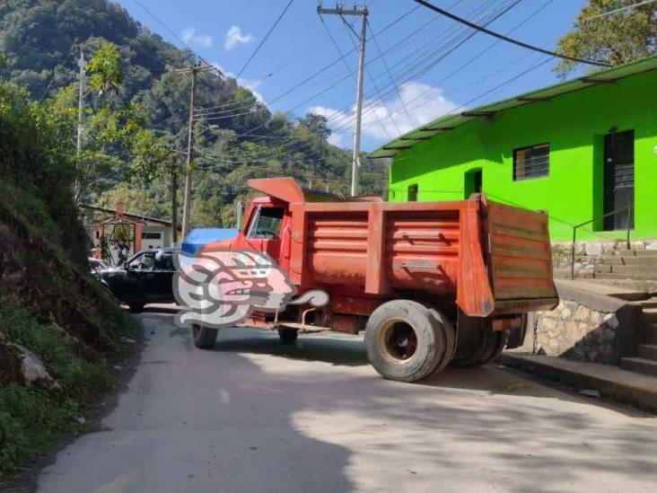 Con bloqueo, habitantes de Mixtla y Texhuacan exigen la realización de obras