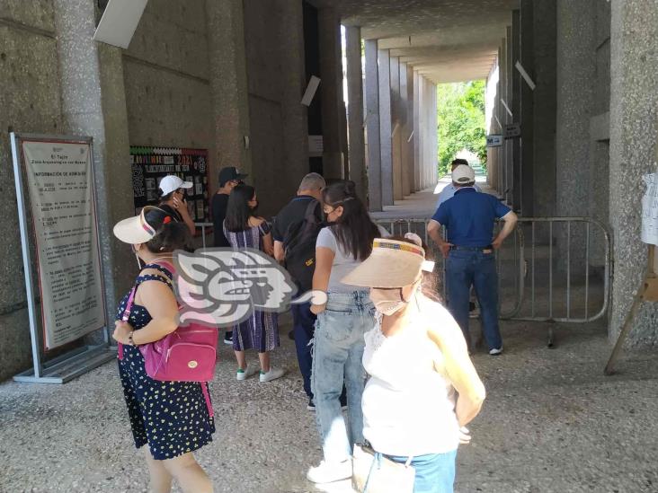 Turistas, molestos ante acceso cerrado en zona arqueológica El Tajín