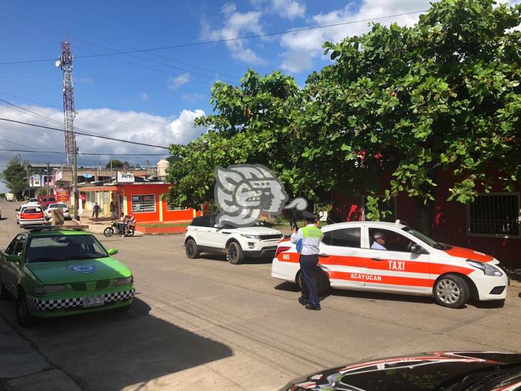 Pasajeros de taxi heridos tras choque en barrio de Acayucan