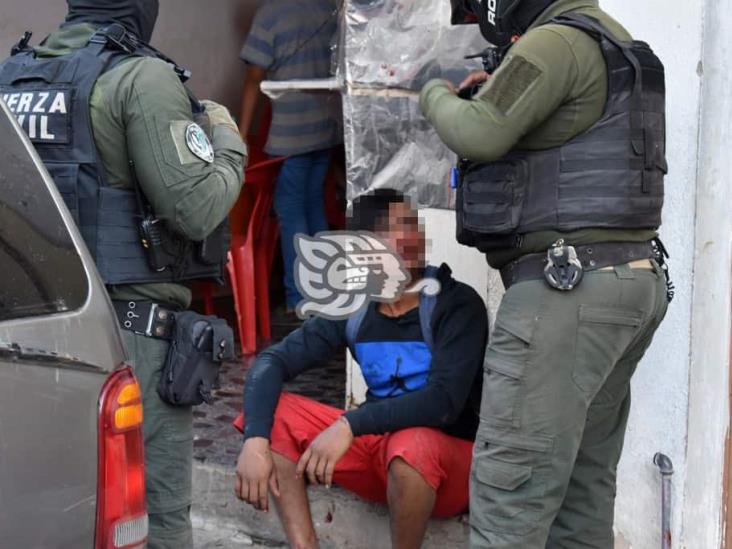 Casi linchan a joven tras fallido robo de taxi en Acayucan