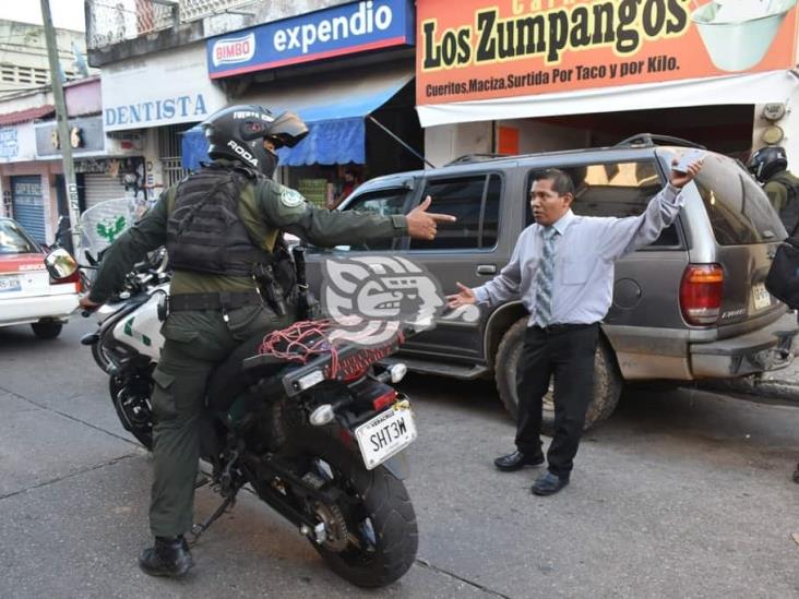 Casi linchan a joven tras fallido robo de taxi en Acayucan