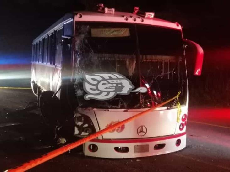 Autobús con trabajadores de Dos Bocas choca con remolque; reportan un muerto