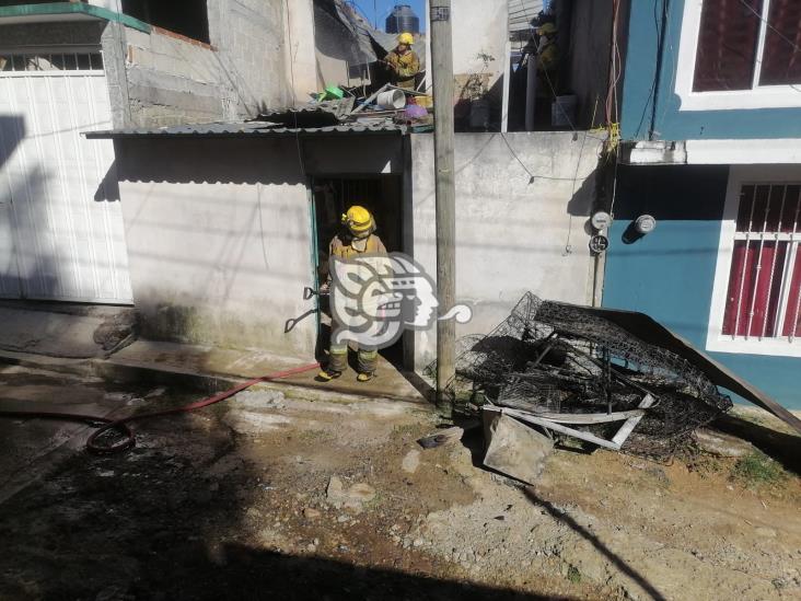 Incendio consume casa en la colonia ampliación 21 de Marzo, en Xalapa