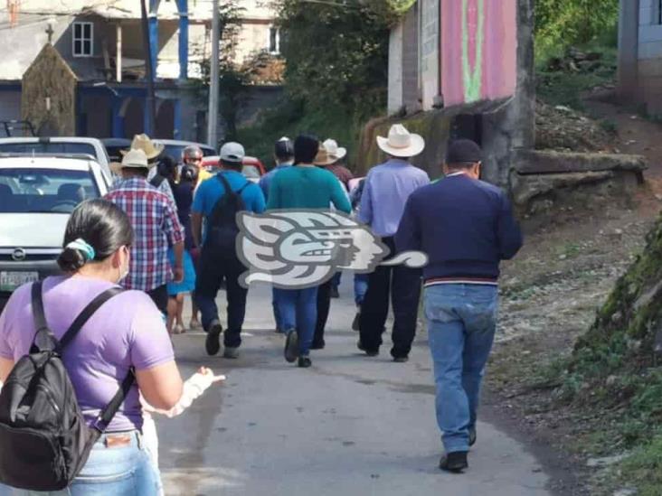 Por segundo día, mantienen bloqueo de carretera Zongolica-Mixtla