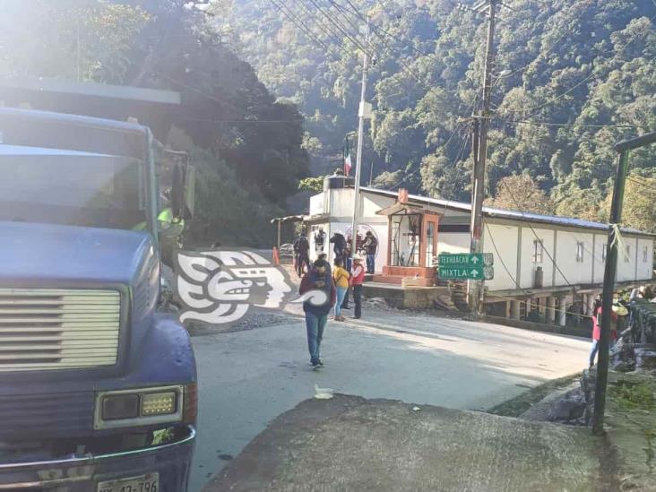 Por segundo día, mantienen bloqueo de carretera Zongolica-Mixtla