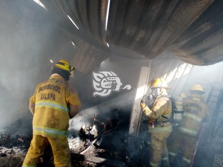 Incendio consume casa en la colonia ampliación 21 de Marzo, en Xalapa