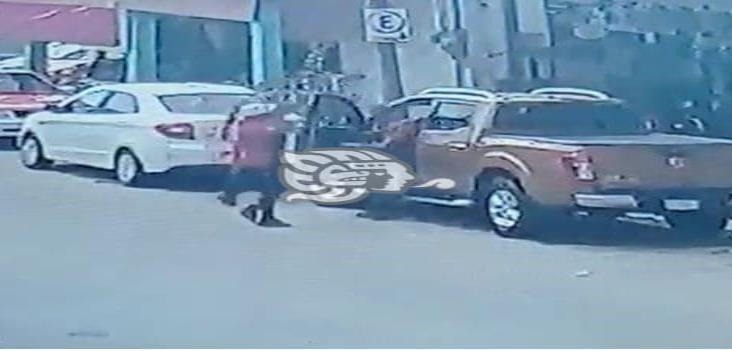 En Acayucan roban con violencia una camioneta