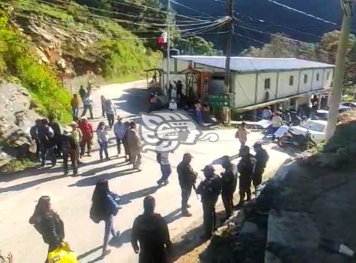 Habitantes de Zongolica, Mixtla y Texhuacan extienden bloqueo en la Orizaba-Zongolica