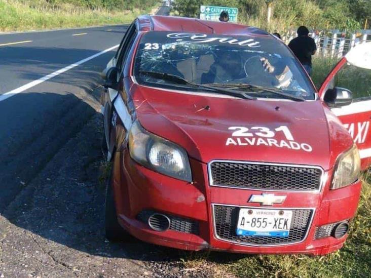 Unidad vuelca sobre la carretera federal 180; deja solo daños materiales