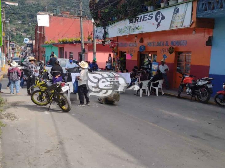 Habitantes de Zongolica, Mixtla y Texhuacan extienden bloqueo en la Orizaba-Zongolica