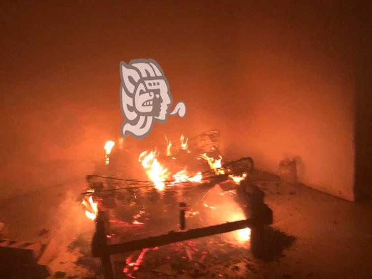 Veladora provoca incendio en casa de la colonia Manantiales, en Coatepec