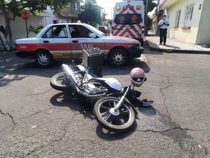 Choque entre motociclista y taxi, deja una persona lesionada